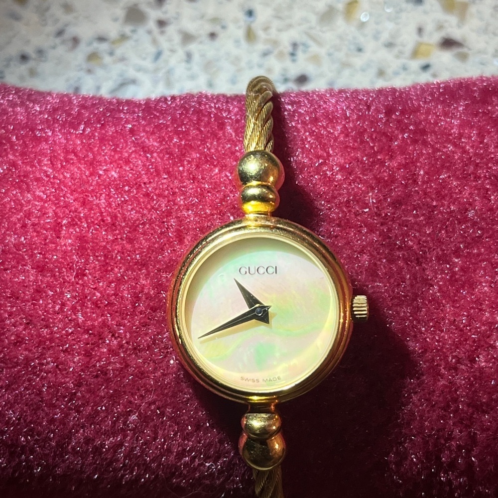 Women’s vintage Gucci Watch 2700.2.L Bangle Gold Tone